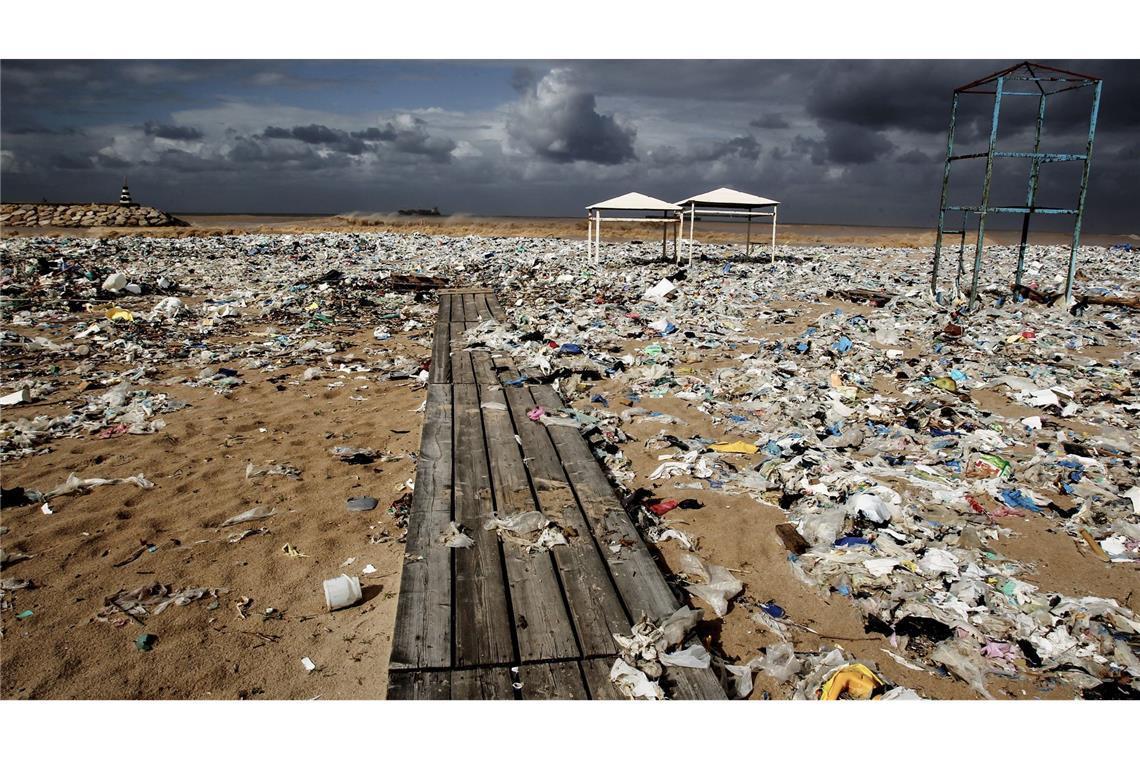 Mikroplastik in Umwelt könnte sich bis 2060 vervielfachen Plastikmüll liegt an einem Mittelmeer-Strand nahe Beirut