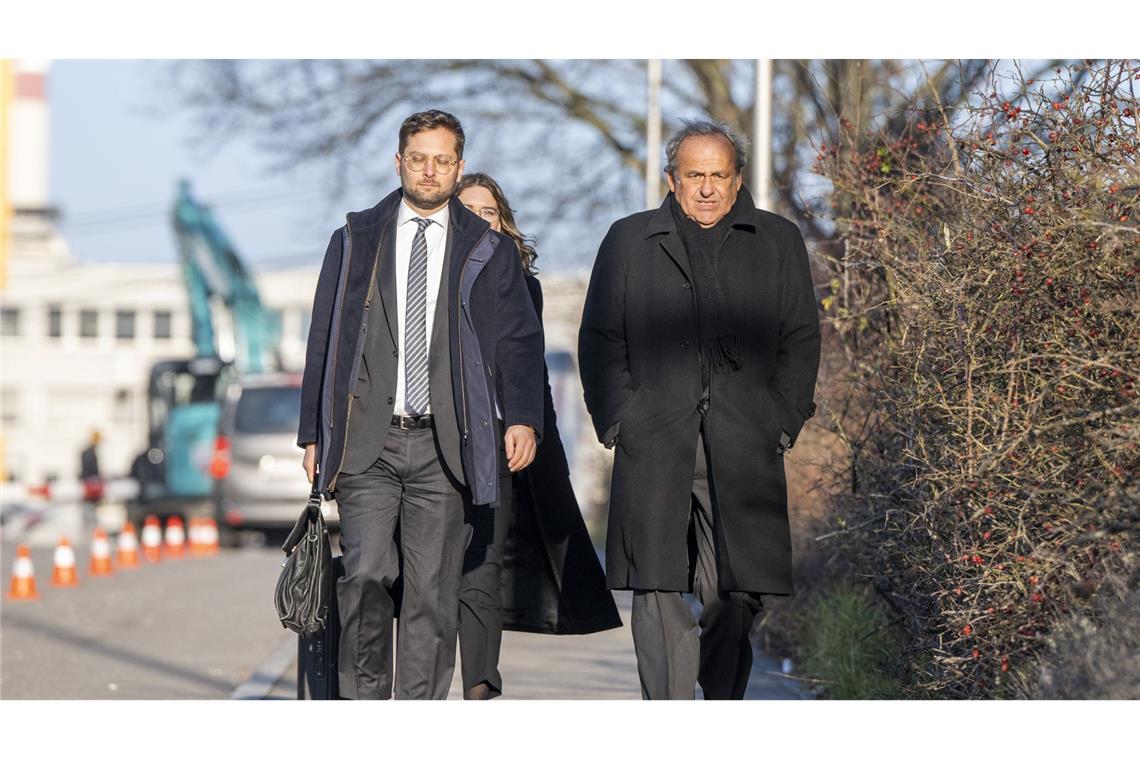 Ex-FIFA-Chef Blatter weist Betrug vor Gericht zurück Platini (r): Zahlung von zwei Millionen Franken war rechtens.