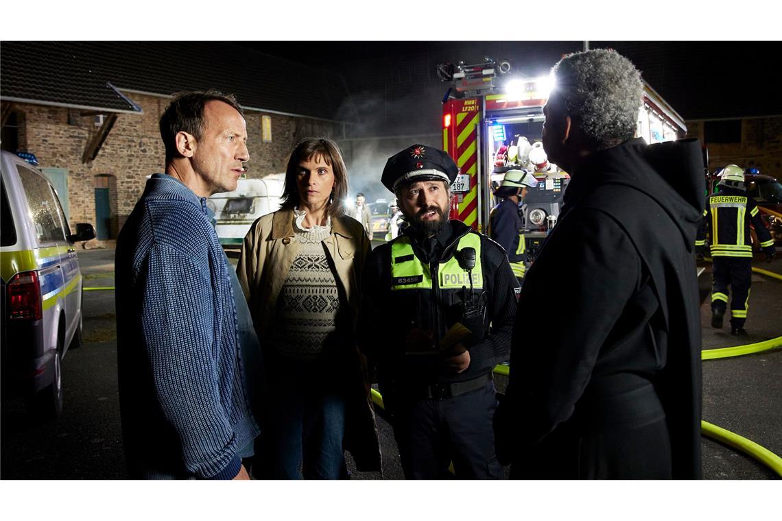 Was taugt „Schweigen“, der neue „Tatort“ aus Hamburg? Plötzlich ist Pfarrer Otto tot – verbrannt in seinem Campingbus. Falke (Wotan Wilke Möhring, re.) mischt sich in die Ermittlungen von Kommissarin Eve Pötter (Lena Lauzemis) und dem Polizeihauptmeister Schültke (Michael Del Coco).