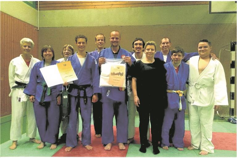 (pm). Beim Judotraining der Inklusionsgruppe des TV Murrhardt gab es eine besondere Freude. Norgat Trefz (stellvertretende TVM-Vorsitzende) ehrte die Judokas auf der Matte. Zunächst gratulierte sie Frank Krull zur seiner zehnjährigen Mitgliedschaft im Verein und überreichte ihm hierfür eine Urkunde sowie Duschtuch mit Vereinslogo. Dann wurde Armin Hungbaur für seine langjährigen Verdienste als Trainer im Judo geehrt. Er bekam die Ehrennadel in Gold des TVM und die dazugehörige Urkunde. Außerdem gab es weitere Präsente. Danach trainierten die Judokas. Die Übungsstunden finden donnerstags von 18 bis 20 Uhr statt. Foto: privat