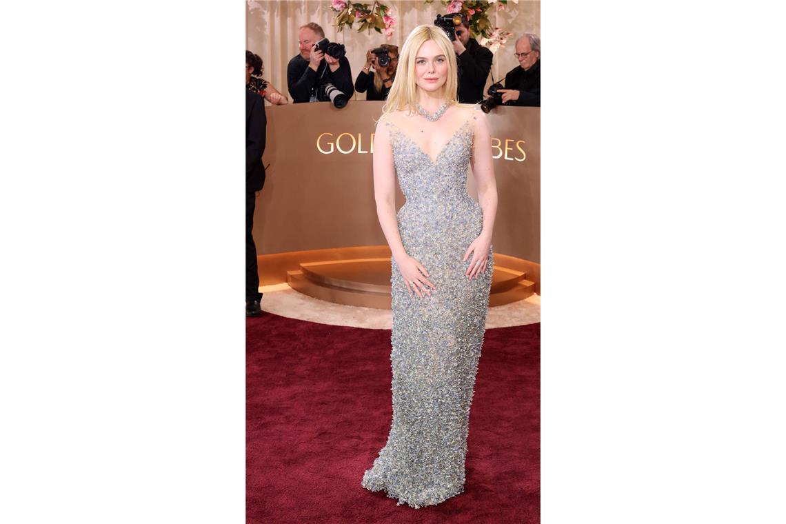 Pointillismus à la Gucci: Elle Fanning sah aus, als habe man ihr ihr Vergissmeinnichtblau funkelndes Kleid aufgetupft.