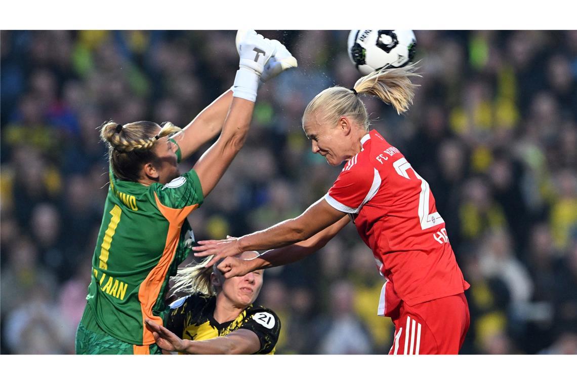 Bilder des Tages Pokalfight in Dortmund: Bayern-Star Harder trifft auf BVB-Talent van der Laan