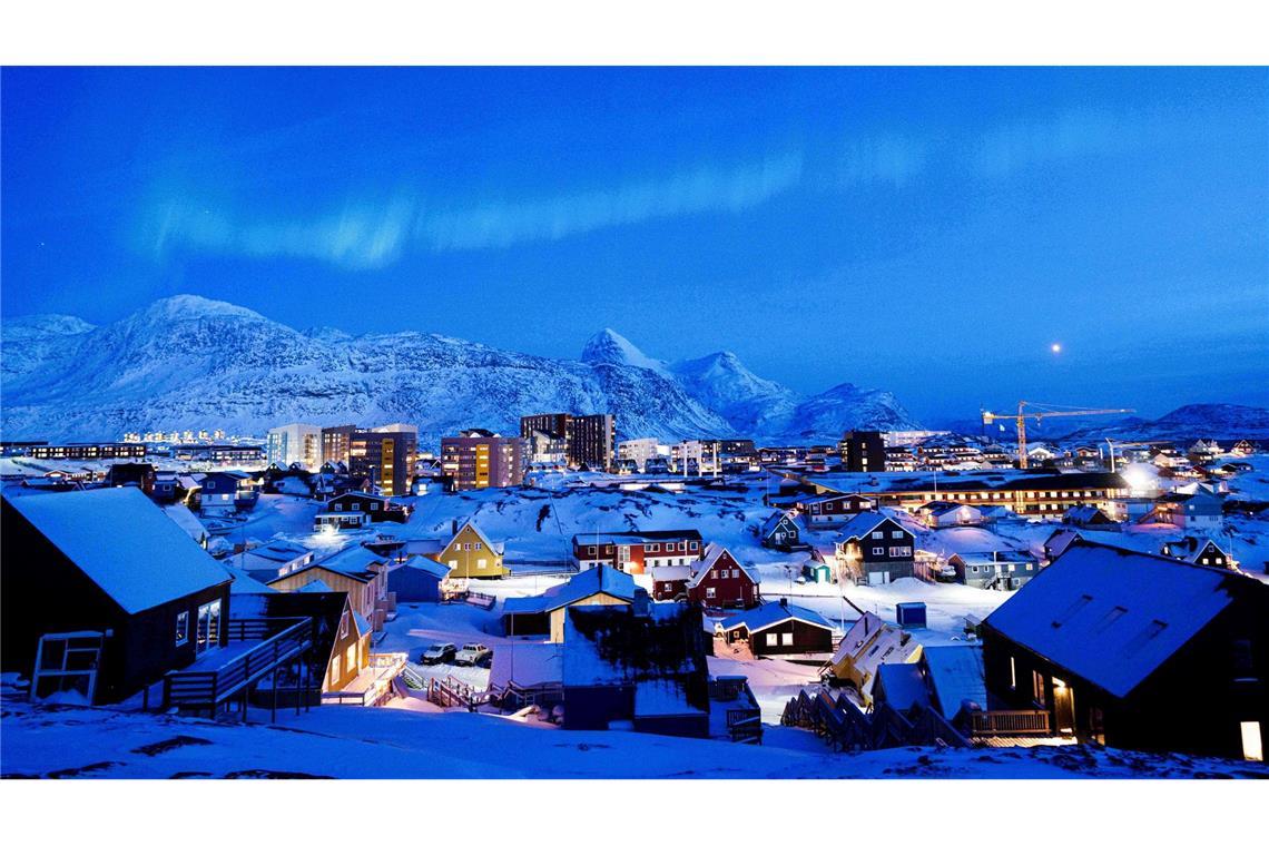 Polarlichter erscheinen am Himmel über Nuuk in Grönland.