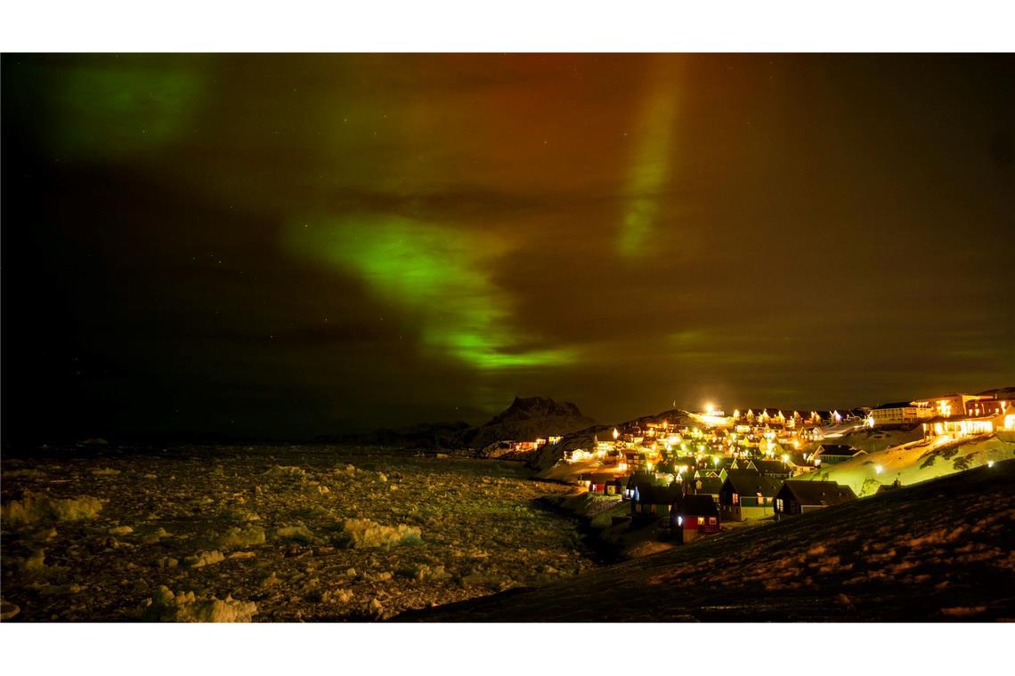 Bilder des Tages Polarlichter leuchten am frühen Donnerstagmorgen am Himmel über Häusern in Nuuk, Grönland.