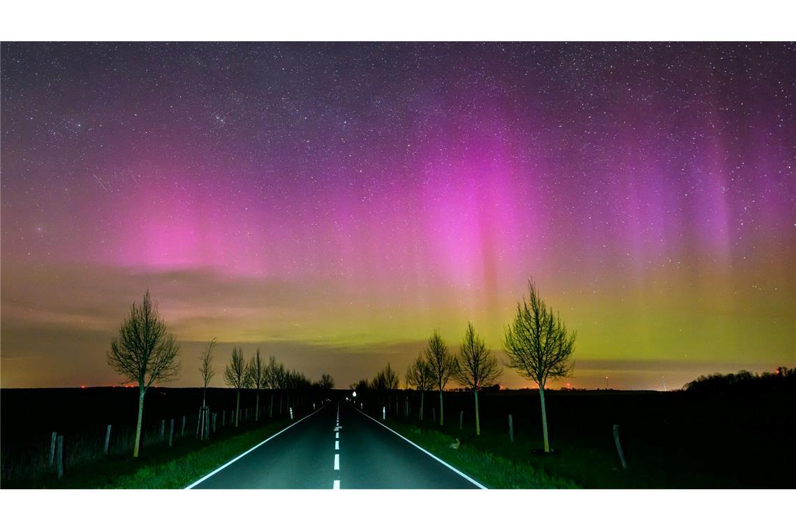 Bilder des Tages Polarlichter leuchten am Nachthimmel über einer Straße im Landkreis Märkisch-Oderland in Ostbrandenburg.