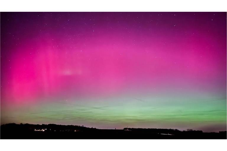 Polarlichter leuchten in der Nacht vom 19. auf den 20. Januar 2025 am Himmel bei Aalen im Ostalbkreis.