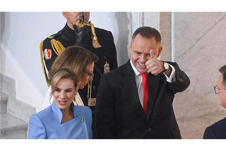 Polens neuer Präsident Karol Nawrocki, hier im Bild mit seiner Frau Marta, hat den Amtseid abgelegt. (Foto aktuell)
