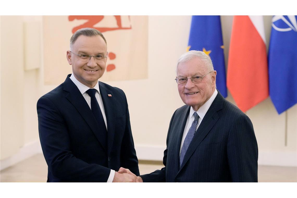 Polens Präsident: USA planen keinen Truppenabzug aus Europa Polens Präsident Andrzej Duda mit dem US-Sondergesandten für die Ukraine Keith Kellogg.