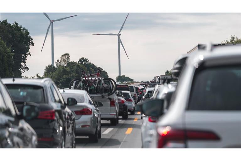 Politiker Streit: Sollen neben E-Autos in der EU ab 2035 auch noch neue Verbrenner zugelassen werden? (Archivbild)