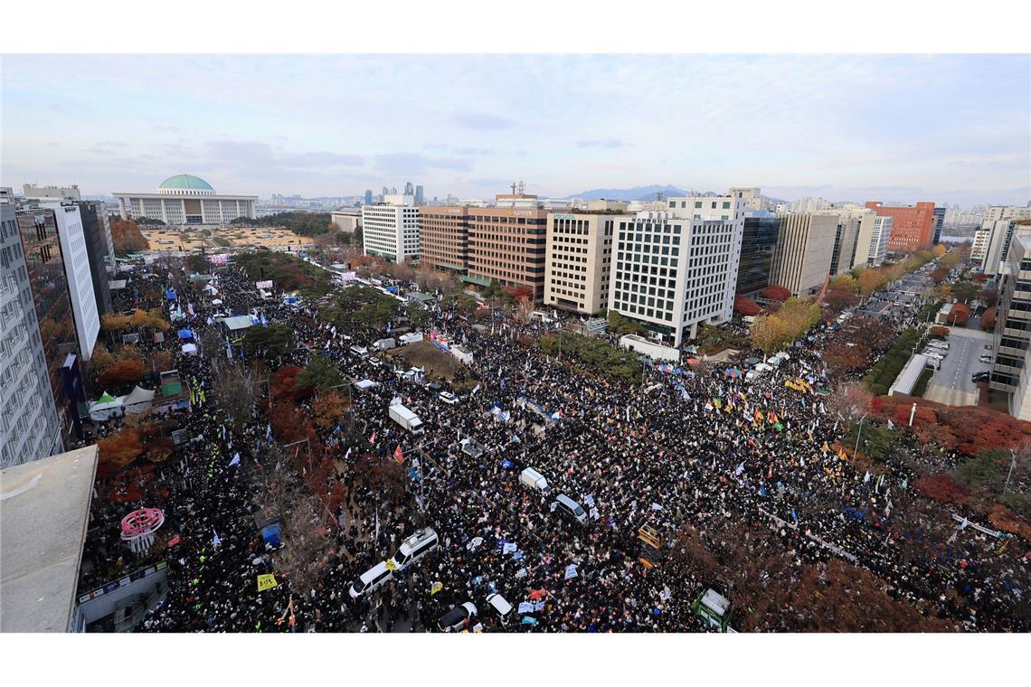 Bilder des Tages Politische Krise in Südkorea: Demonstranten fordern die Amtsenthebung des südkoreanischen Präsidenten vor der Nationalversammlung.