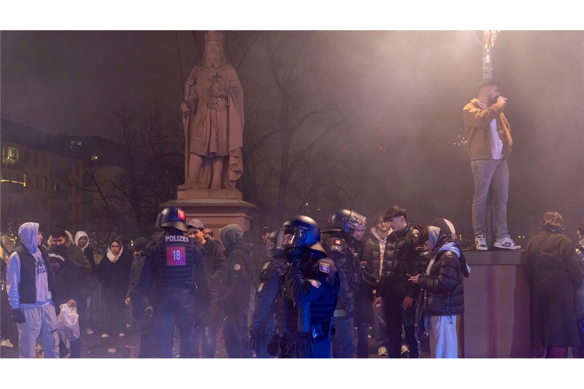 Böller-Tote und Angriffe auf Einsatzkräfte zum Jahresstart Polizei-Einsätze gab es in Frankfurt.