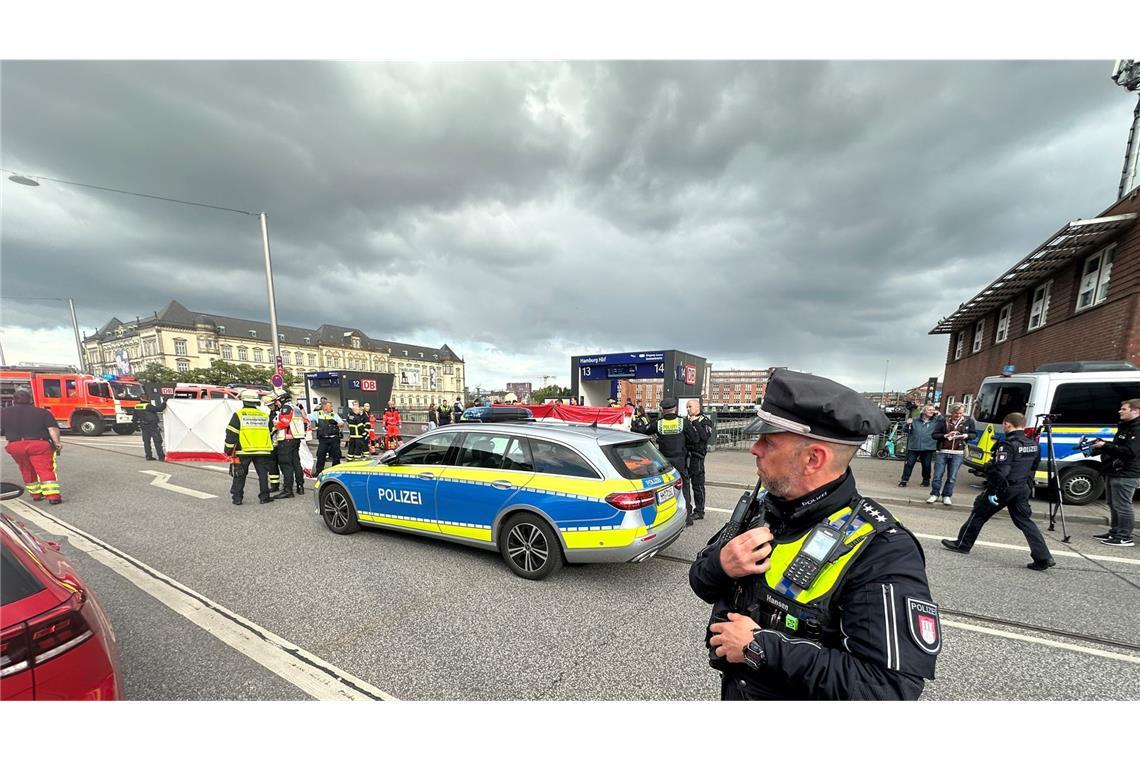 Merz bestürzt über Messerangriff in Hamburg mit vielen Verletzten Polizei im Einsatz am Tatort.
