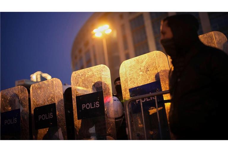 Polizei ist aufmarschiert, nachdem Demonstranten gegen die Verhaftung von Ekrem Imamoglu protestieren.