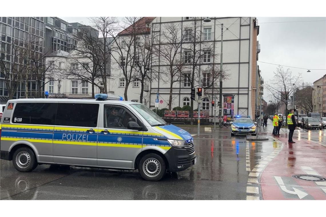 Minister: Afghane hat Aufenthaltstitel und Arbeitserlaubnis Polizei "mit starken Kräften" vor Ort.