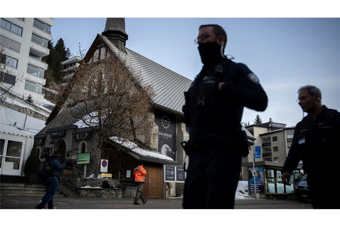 Polizei patroulliert vor dem USA-Haus vor dem 56. Jahrestreffen des Weltwirtschaftsforums (WEF) in Davos.