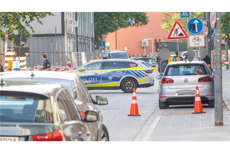 Polizei riegelt unweit des Ostbahnhofs eine Straße ab. Nach einer Brandattacke auf eine Baustelle in München vermutet das Bayerische Landeskriminalamt (LKA) einen Anschlagsversuch gegen ein Unternehmen aus dem Rüstungsbereich.