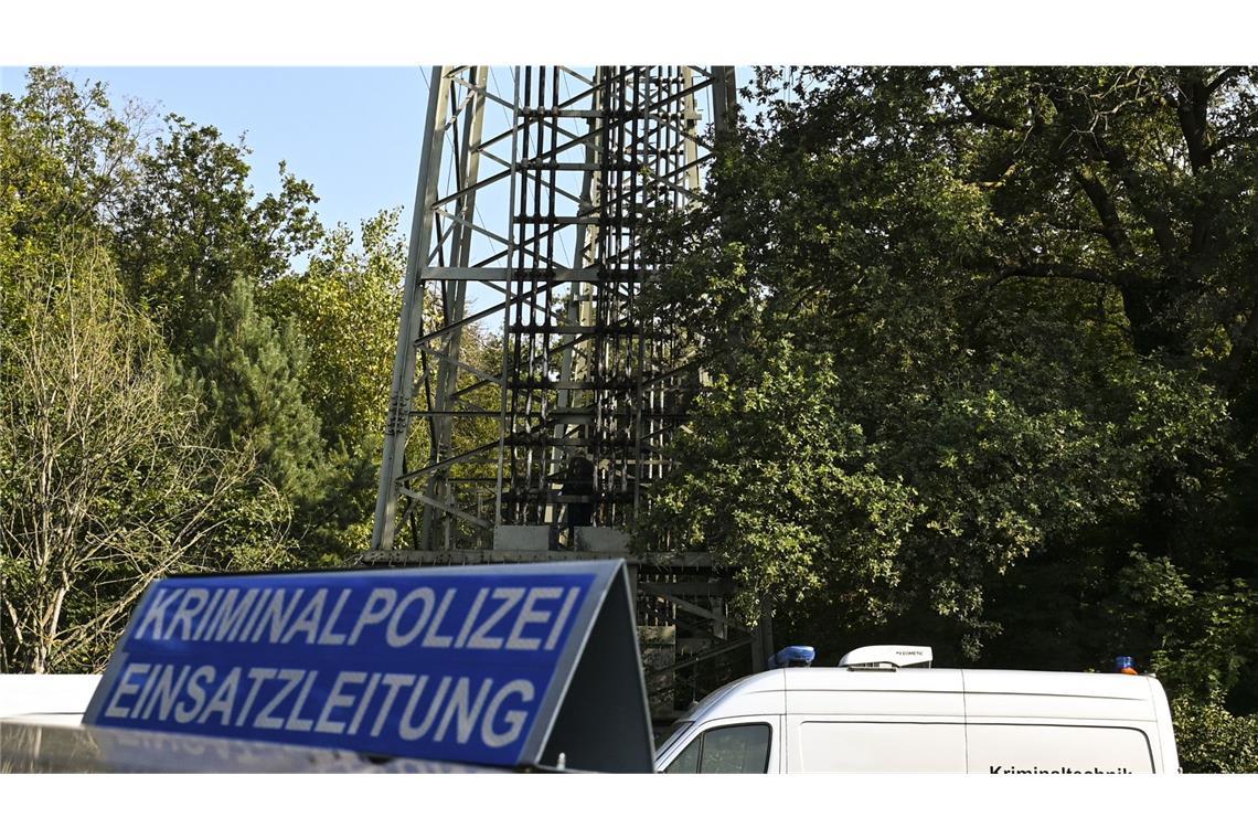Polizei steht vor dem teilweise beschädigten Strommast im Königsheideweg (Archivfoto).