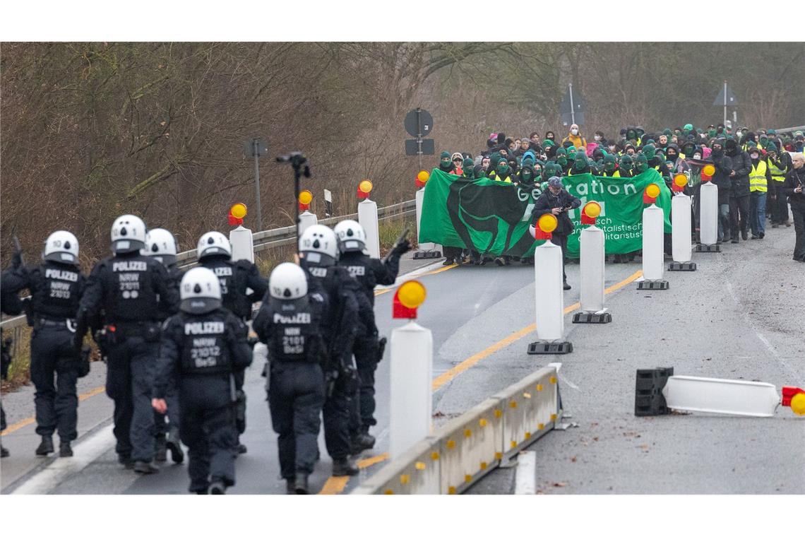 Polizei und Demonstranten treffen auf der B429 nahe der Lahnbrücke aufeinander.