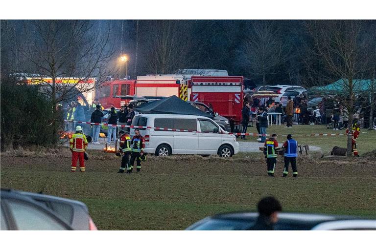 Polizei und Einsatzkräfte stehen nach einem Zwischenfall am Rand einer Feier. Bei einer großen Feier unter freiem Himmel im oberpfälzischen Parsberg ist ein Mann getötet worden.
