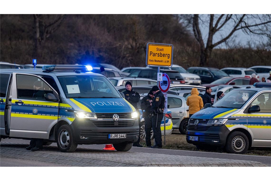 Ein Toter bei großer Feier in der Oberpfalz Polizei und Einsatzkräfte stehen nach einem Zwischenfall am Rand einer Feier.