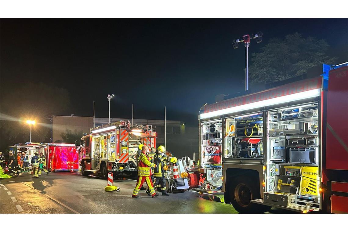 Gaswolke tritt nach Chemieunfall aus - Vier Verletzte Polizei und Feuerwehr sind im Großeinsatz.