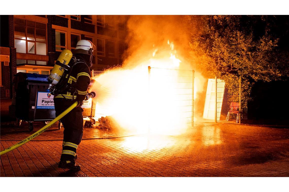 Halloween-Bilanz: Feuerwerk und nagelgespickte Schokolade Polizei und Feuerwehr waren im Einsatz.