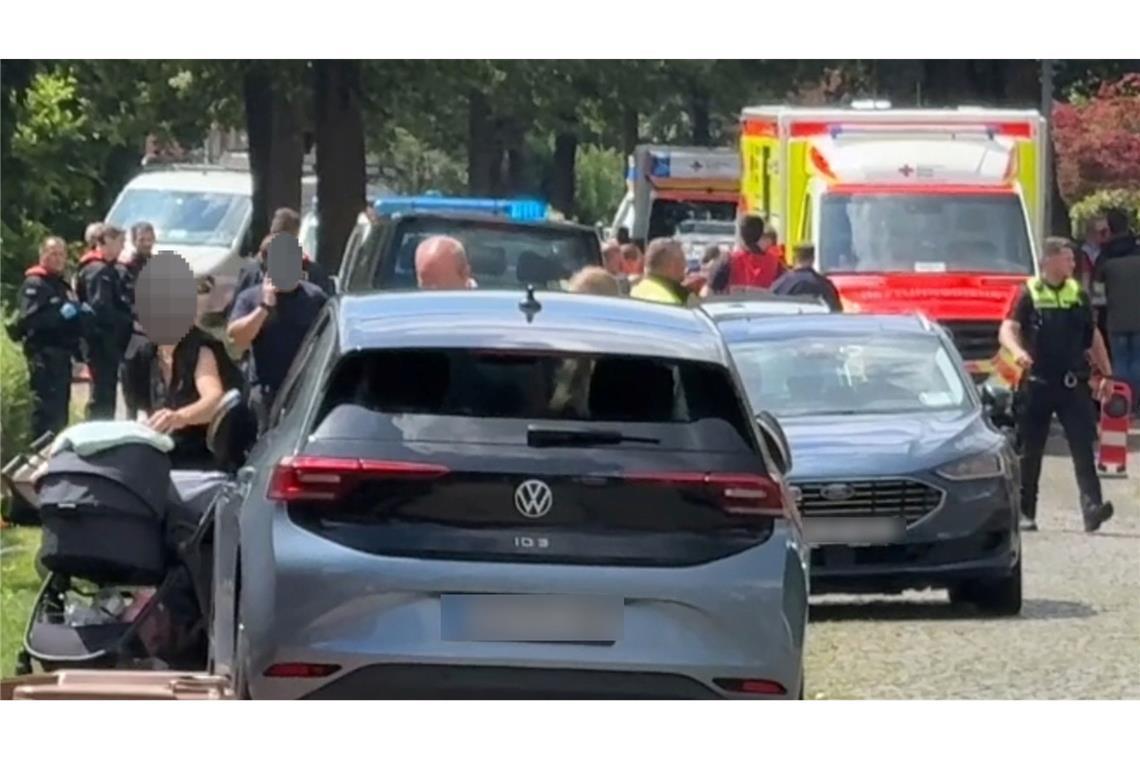 Polizei und Rettungsdienst sind mit einem Großaufgebot im Einsatz.
