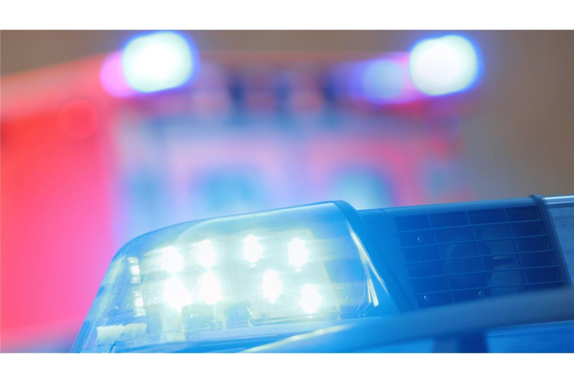 Sieben Verletzte bei Auffahrunfall auf B27 Polizei- und Rettungskräfte eilten zum Unfallort. (Symbolbild)