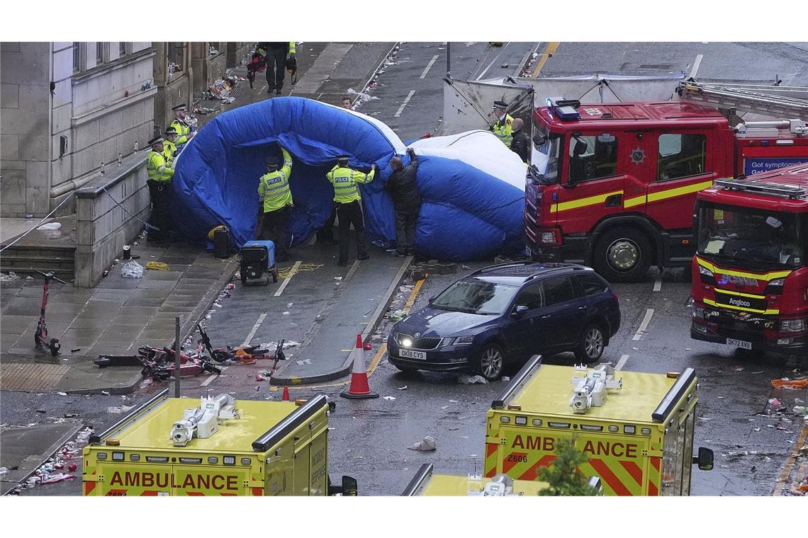 Polizei und Rettungskräfte sind in Liverpool im Einsatz, nachdem ein Auto während der Premier-League-Siegerparade in eine Menschenmenge gefahren ist (Archivfoto).