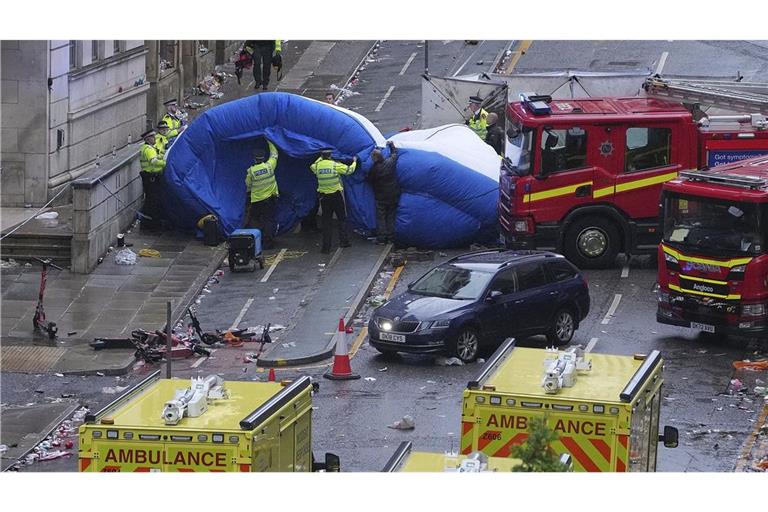 Polizei und Rettungskräfte sind in Liverpool im Einsatz, nachdem ein Auto während der Premier-League-Siegerparade in eine Menschenmenge gefahren ist (Archivfoto).