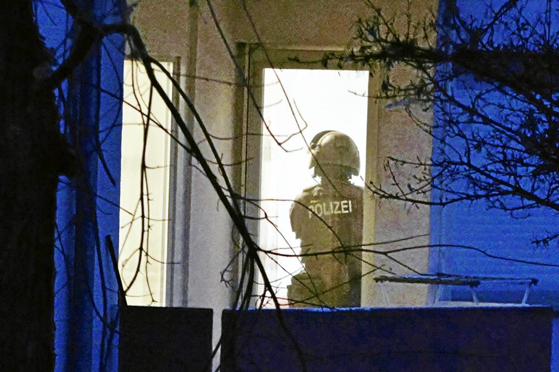Wohnung von Tatverdächtigem in Winnenden durchsucht Polizei und SEK durchsuchen am Dienstagmorgen die Wohnung des Tatverdächtigen. Foto: 7aktuell.de | Kevin Lermer