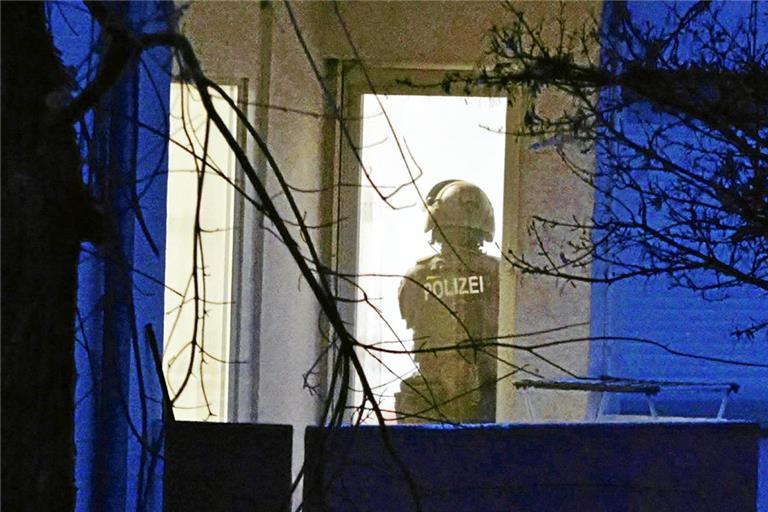 Polizei und SEK durchsuchen am Dienstagmorgen die Wohnung des Tatverdächtigen. Foto: 7aktuell.de | Kevin Lermer 