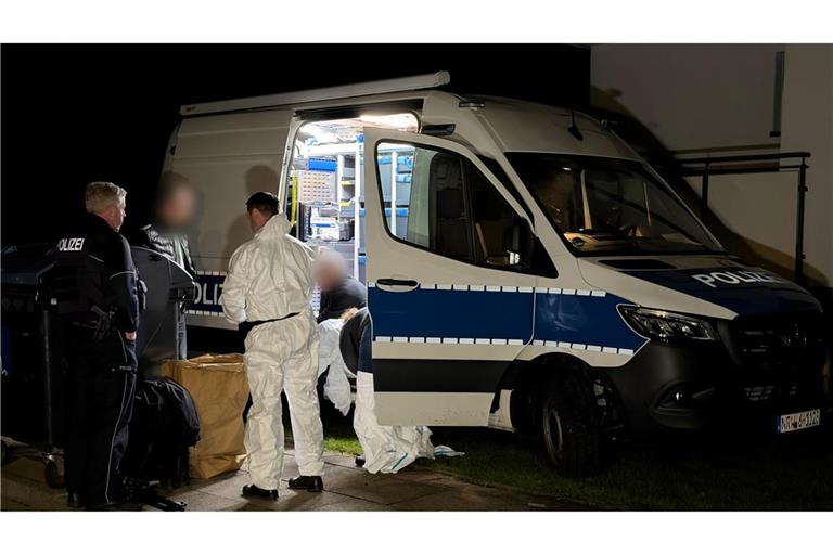 Polizei und Spurensicherung untersuchten die Wohnung, in der die Leiche in der Kühltruhe gefunden wurde.