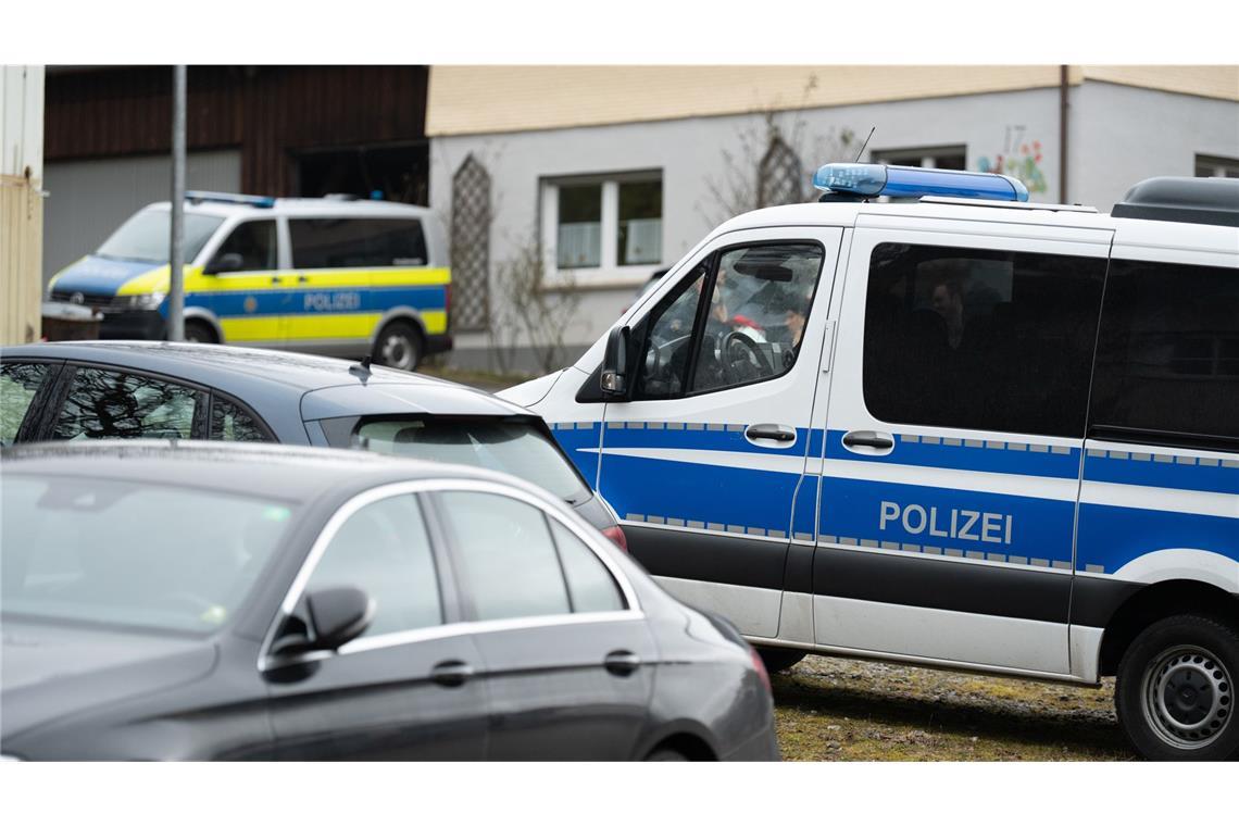 Waffe bei mutmaßlichem „Reichsbürger“ gefunden Polizeiautos stehen in Gundelshausen bei Dornhan. Bei einer Razzia entdeckten Polizisten eine Waffe bei einem Reichsbürger (Archivfoto).