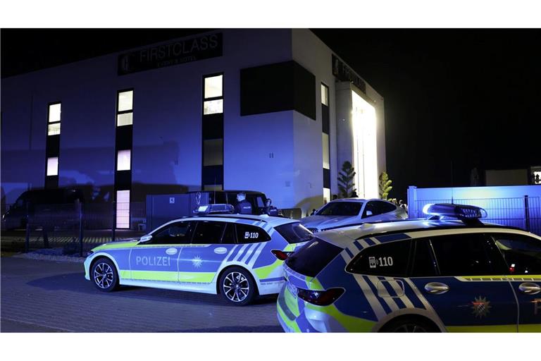 Polizeiautos vor der Eventlocation in Fürth.