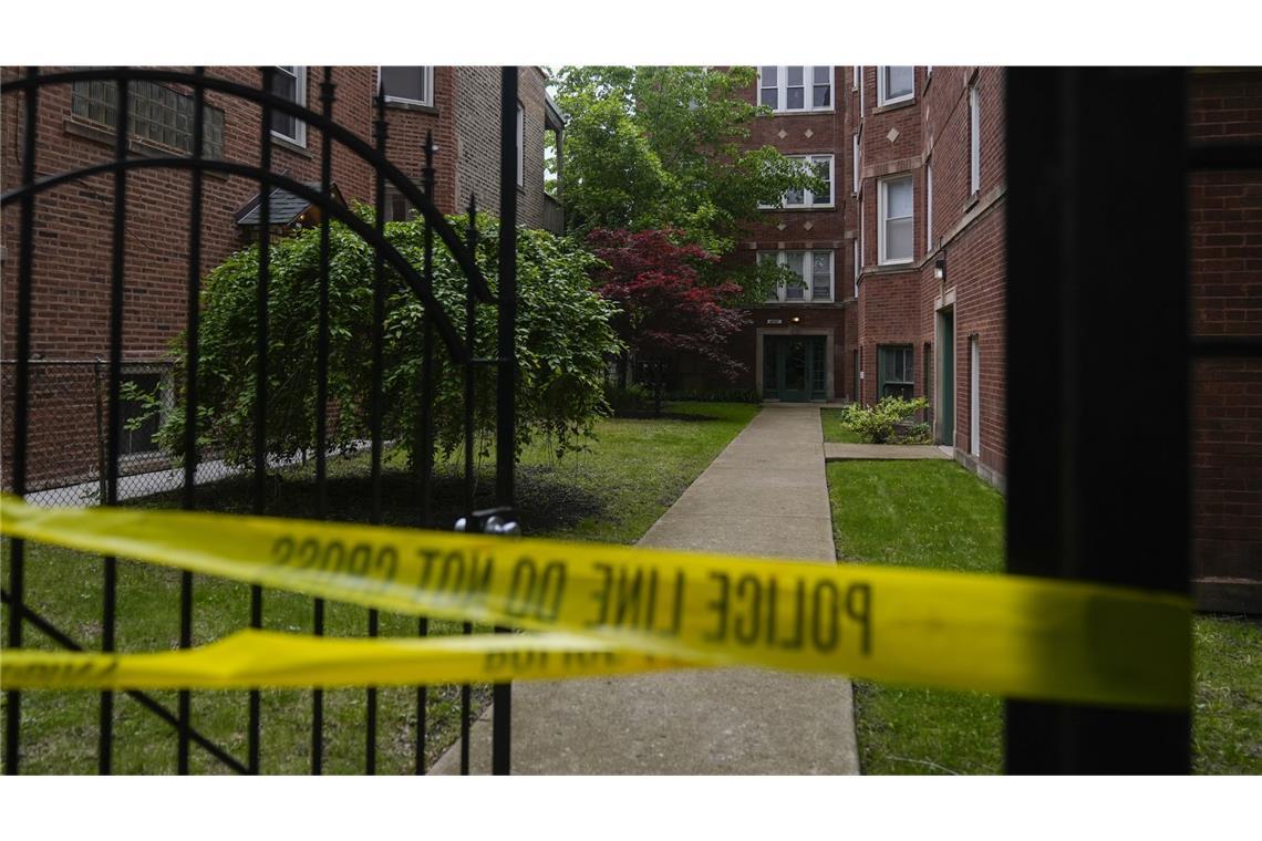 Tödliche Schüsse in Washington: „für Palästina“ gehandelt Polizeiband ist um ein Tor vor einem Gebäude gebunden, die in öffentlichen Aufzeichnungen als das Haus von Elias Rodriguez aufgeführt ist, den die Polizei als den Verdächtigen bei der Ermordung von zwei Mitarbeitern der israelischen Botschaft in Washington identifiziert hat.