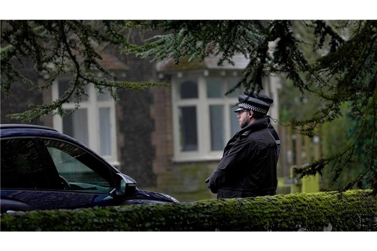 Polizeibeamte bewachen den Eingang des königlichen Anwesens Sandringham. Die Polizei sucht weiter nach Hinweisen, Medien und Öffentlichkeit warten auf neue Details.