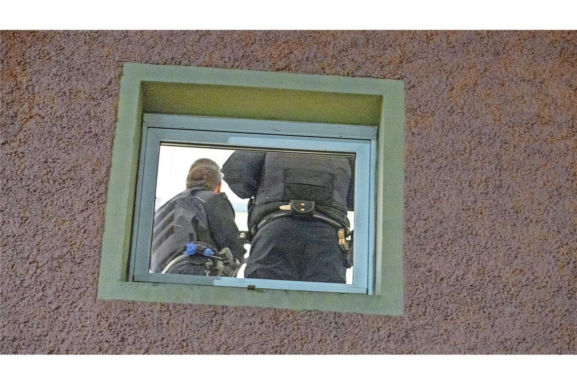 Fakenews sollten Verdacht auf einen Mann mit arabischer Herkunft lenken Polizeibeamte durchsuchten am Montagabend in Ludwigshafen die Wohnung des Verdächtigen.