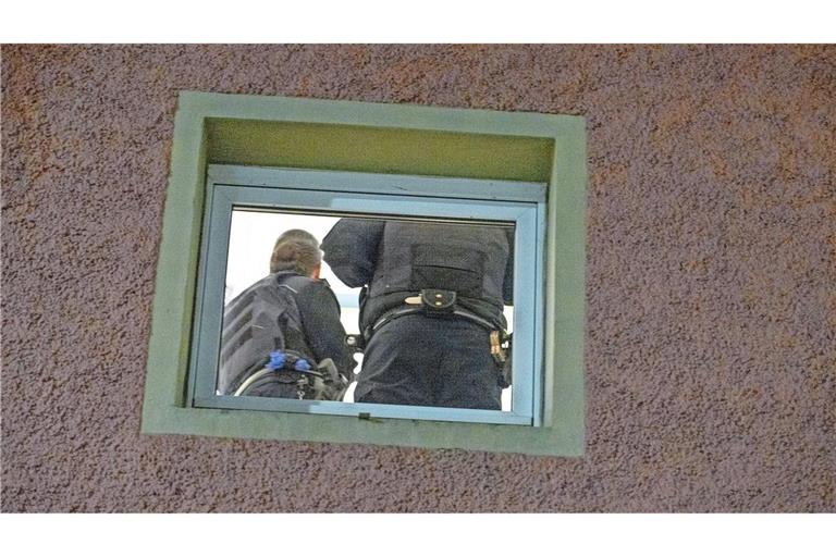 Polizeibeamte durchsuchten am Montagabend in Ludwigshafen die Wohnung des Verdächtigen.