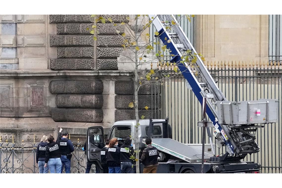 Polizeibeamte ermitteln am Louvre-Museum an einem von Dieben benutzten Lastenaufzug.