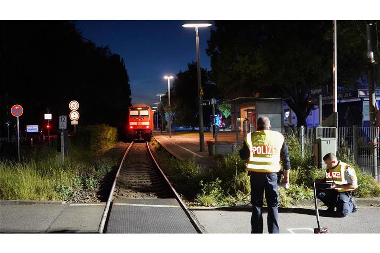 Polizeibeamte ermitteln an der Unglücksstelle. Ein vierjähriges Kind hat einen Bahnübergang am Bodensee mit seinem Laufrad überquert und ist dabei von einem Zug erfasst und tödlich verletzt worden.