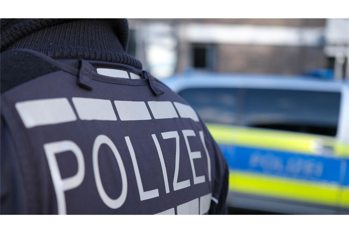 Polizeibeamte holten den Betrunkenen von der Straße. (Symbolbild)