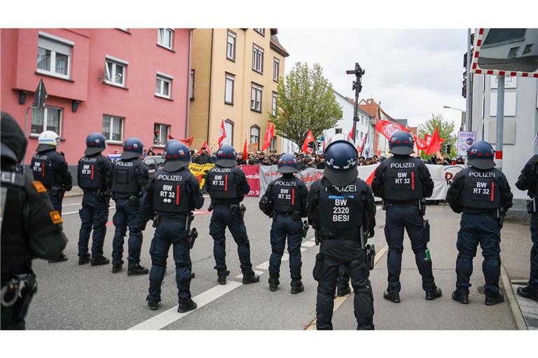Polizeibeamte in Reutlingen wurden von Demonstranten  angegriffen.