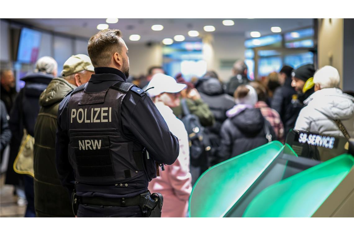 Polizeibeamte räumen den Vorraum der Sparkasse in Buer.