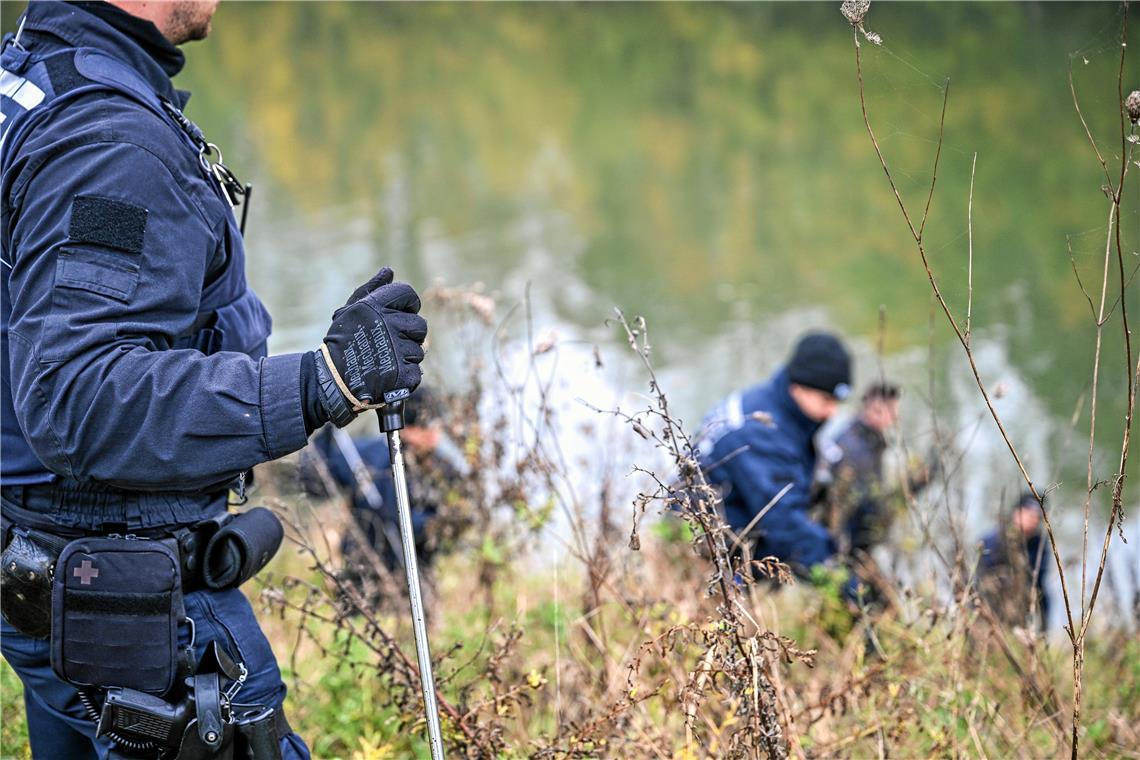 Frau wurde erstochen und tot im Neckar aufgefunden Polizeibeamte sind bei Suchmaßnahmen nach Leichenfund im Einsatz. Foto: Marius Bulling
