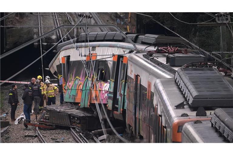 Polizeibeamte sind nach der der Entgleisung eines Pendlerzuges in der Nähe von Barcelona im Einsatz.