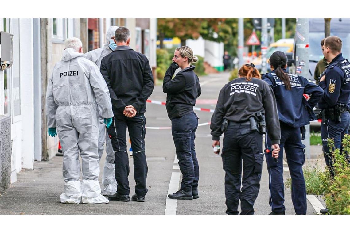 Polizeibeamte stehen vor einem Gebäude und sichern Spuren. Es habe einen größeren Einsatz gegeben, sagte ein Polizeisprecher. Details wollte er zunächst nicht nennen.