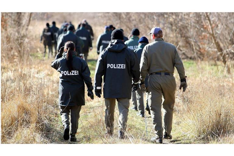 Polizeibeamte suchen das Gelände ab. (Symbolbild)
