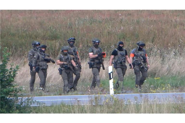 Polizeibeamte suchten nach dem Täter, nachdem eine Zehnjährige aus Schallodenbach in der Pfalz mit einem Messer schwer verletzt worden war. Ein 22-Jähriger stand unter Verdacht und wurde inzwischen gefasst.