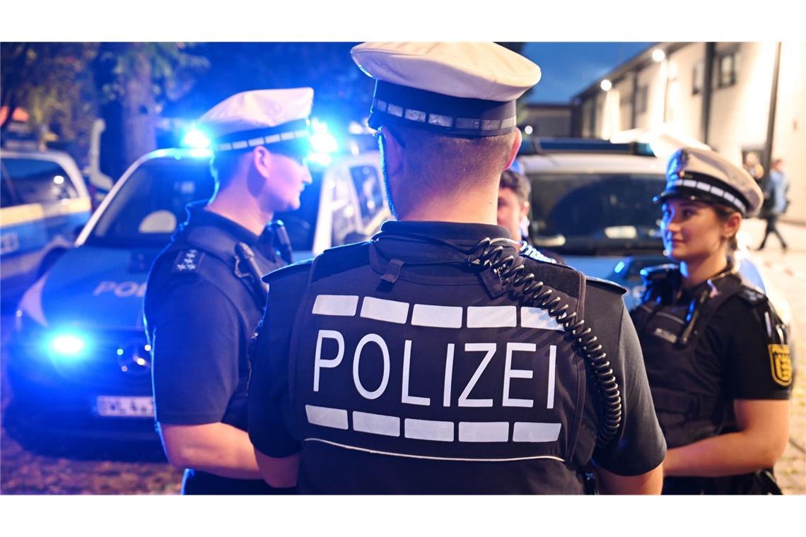 Polizeibeamte tragen die neue Uniform der Polizei in Baden-Württemberg. Statt hellblauer Hemden tragen die Beamtinnen und Beamten jetzt häufiger dunkelblaue Poloshirts.  Die Kleidung soll mehr Tragekomfort bieten - und besseren Schutz vor Wärme, Kälte und Messerangriffen. (zu dpa: «So kommen die neuen Polizeiuniformen an»)
